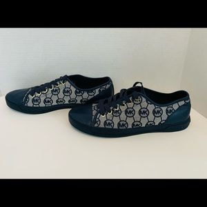 Women’s canvas sneakers